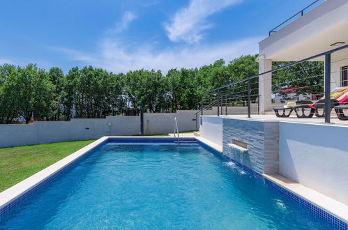 Foto 5 - Casa de 4 quartos em Medulin com piscina privada e jardim