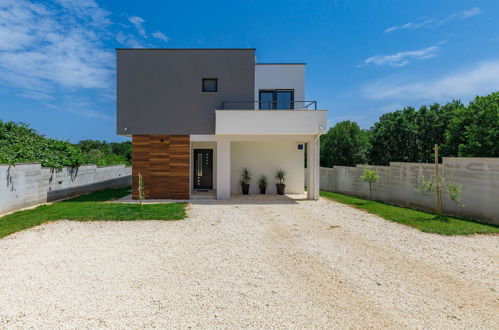 Foto 15 - Casa de 4 quartos em Medulin com piscina privada e jardim