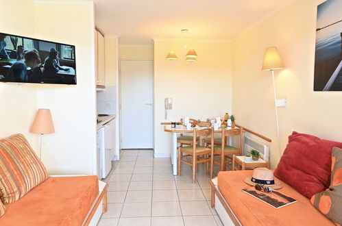 Photo 8 - 1 bedroom Apartment in Saint-Raphaël with swimming pool and garden