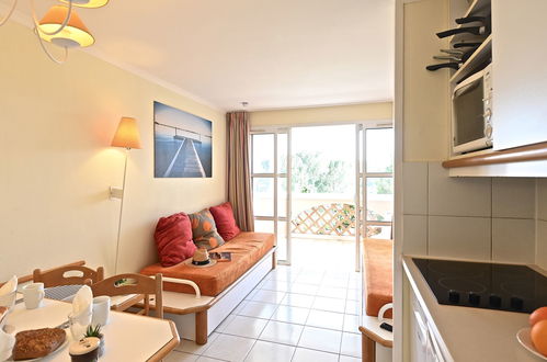 Photo 15 - 1 bedroom Apartment in Saint-Raphaël with swimming pool and garden