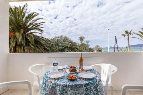 Photo 2 - Appartement de 2 chambres à Saint-Cyr-sur-Mer avec terrasse et vues à la mer