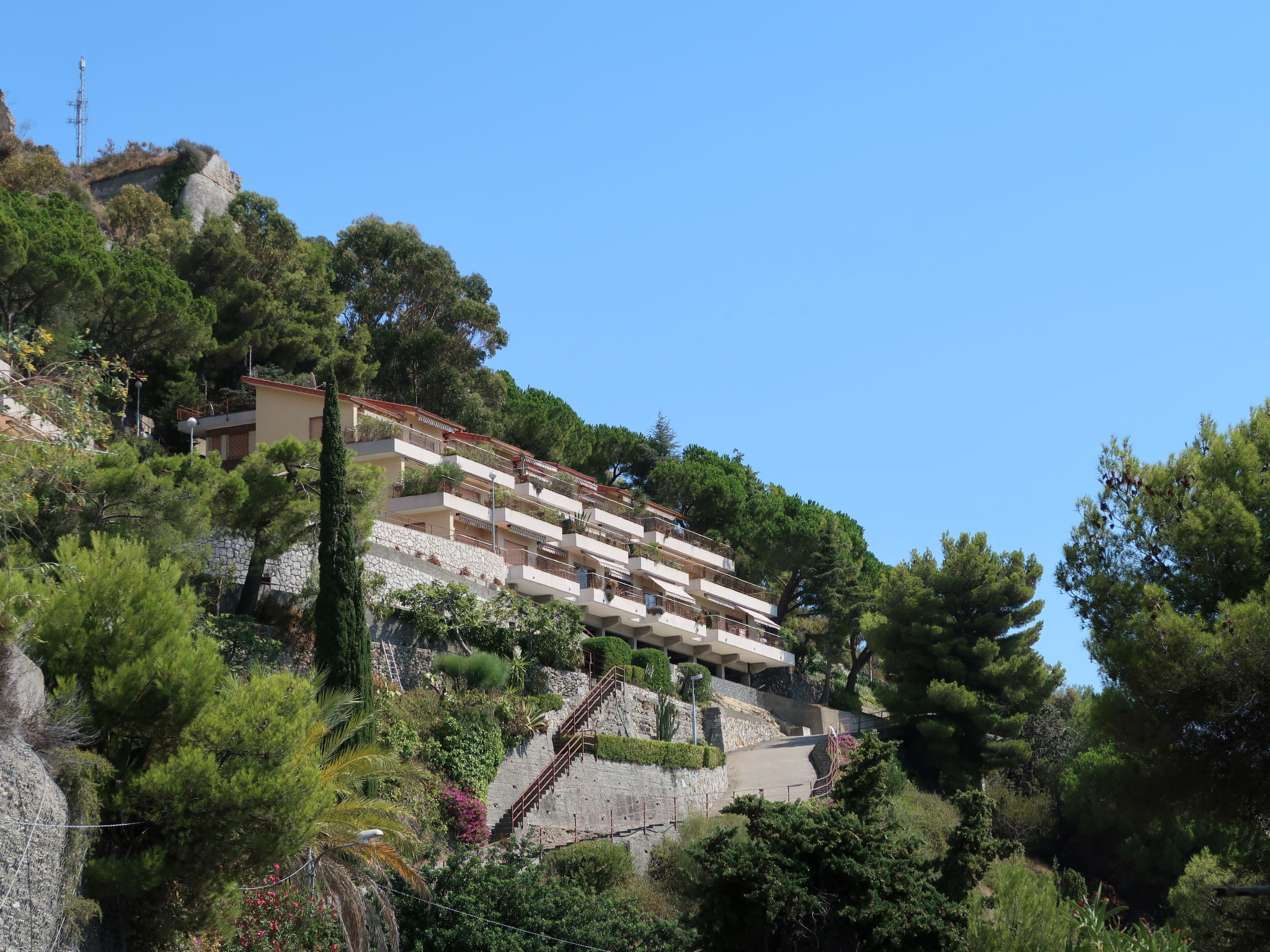 Foto 14 - Appartamento con 2 camere da letto a Ventimiglia con vista mare