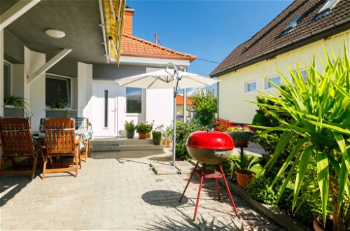 Foto 15 - Casa de 2 habitaciones en Balatonlelle con jardín y terraza