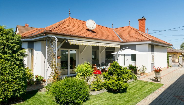 Foto 1 - Casa de 2 quartos em Balatonlelle com jardim e terraço