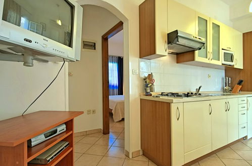 Foto 7 - Appartamento con 1 camera da letto a Poreč con giardino e vista mare