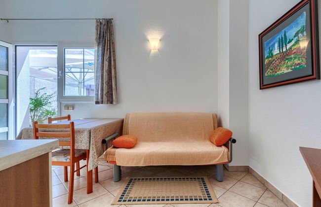 Apartamento de 2 quartos em Poreč com piscina e jardim - Foto 7
