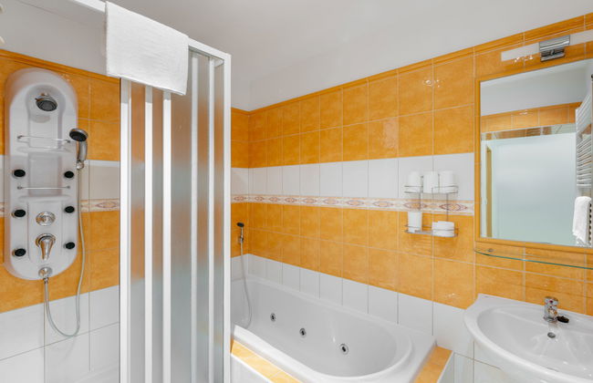 Apartamento de 2 quartos em Desná com banheira de hidromassagem - Foto 5