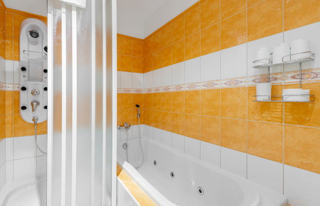 Apartamento de 2 quartos em Desná com banheira de hidromassagem - Foto 17