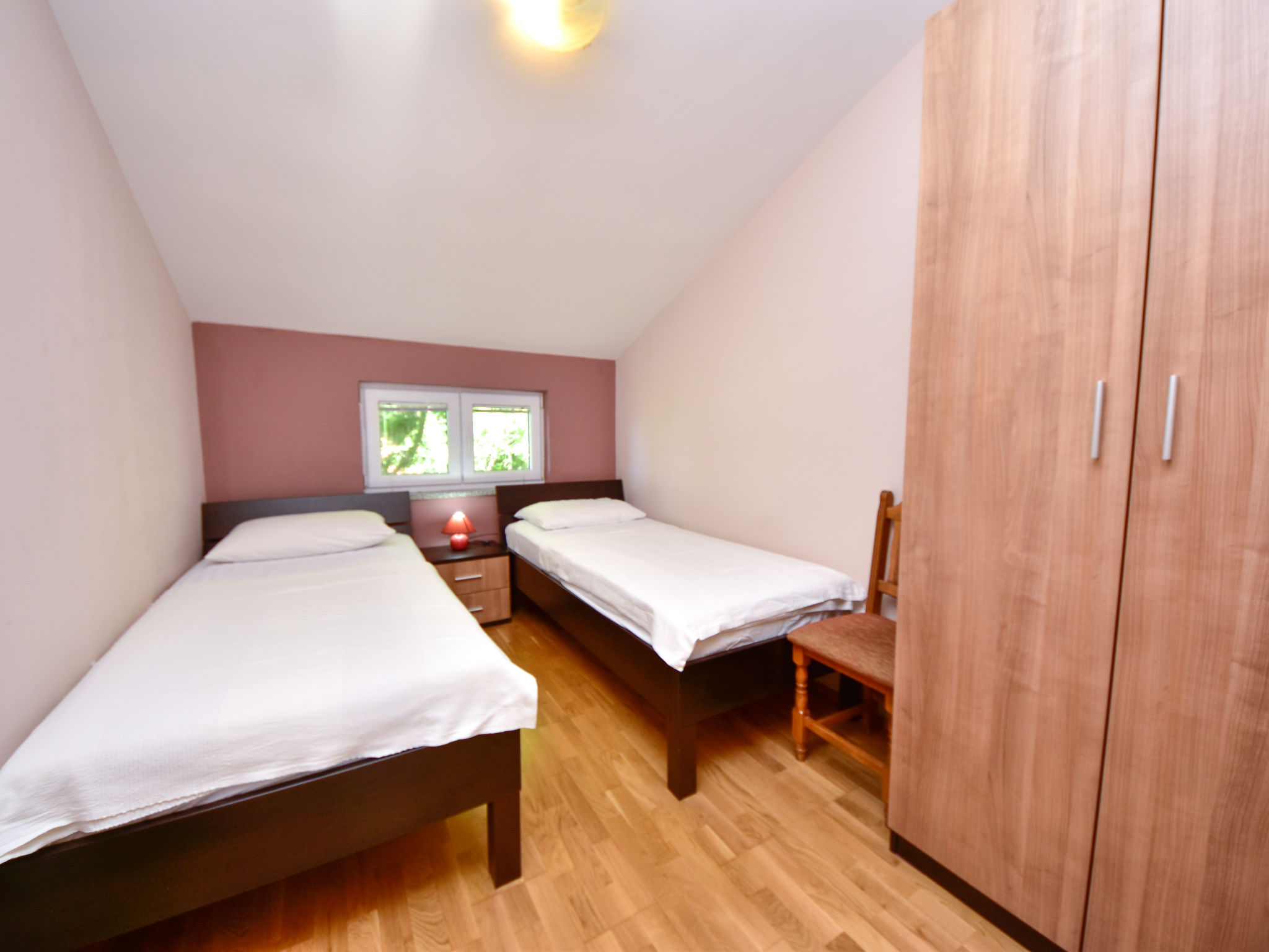 Foto 9 - Appartamento con 2 camere da letto a Jasenice con piscina e vista mare