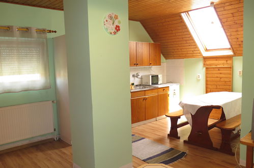 Foto 8 - Apartamento de 2 quartos em Balatonkeresztúr com jardim e terraço