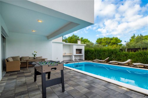 Foto 54 - Casa de 4 quartos em Vodice com piscina privada e vistas do mar
