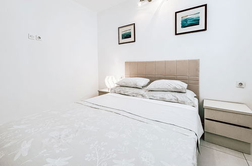 Foto 11 - Appartamento con 6 camere da letto a Jasenice con giardino e terrazza