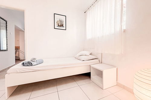 Foto 23 - Appartamento con 6 camere da letto a Jasenice con giardino e terrazza
