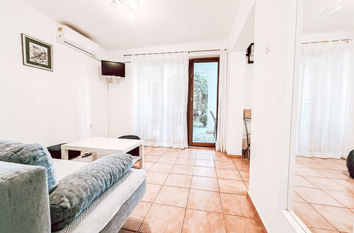 Foto 6 - Appartamento con 6 camere da letto a Jasenice con giardino e terrazza