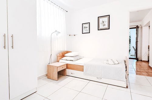Foto 13 - Appartamento con 6 camere da letto a Jasenice con giardino e terrazza