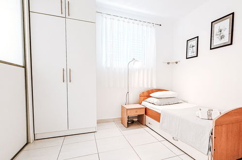 Foto 12 - Appartamento con 6 camere da letto a Jasenice con giardino e terrazza