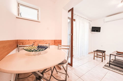 Foto 20 - Appartamento con 6 camere da letto a Jasenice con giardino e terrazza