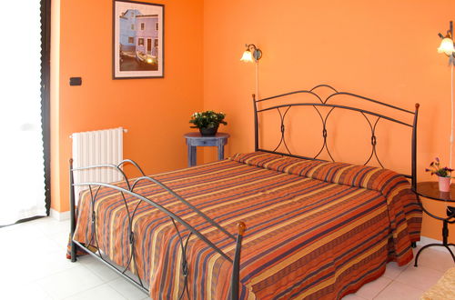 Foto 10 - Appartamento con 3 camere da letto a Cipressa con piscina e vista mare