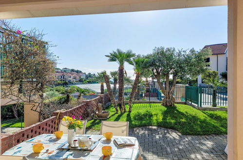 Photo 2 - 3 bedroom Apartment in Cipressa with swimming pool and garden