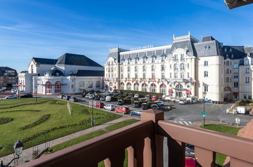 Foto 2 - Appartamento con 2 camere da letto a Cabourg con vista mare