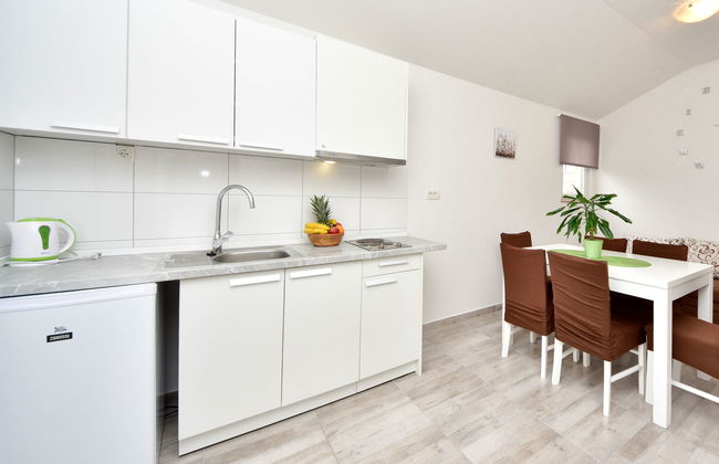 2 bedroom Apartment in Sukošan with garden and terrace - Photo 9