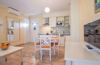 Photo 2 - 1 bedroom Apartment in Sainte-Maxime with swimming pool and garden