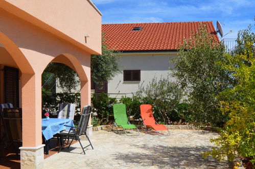 Photo 15 - Appartement de 2 chambres à Okrug avec jardin et terrasse