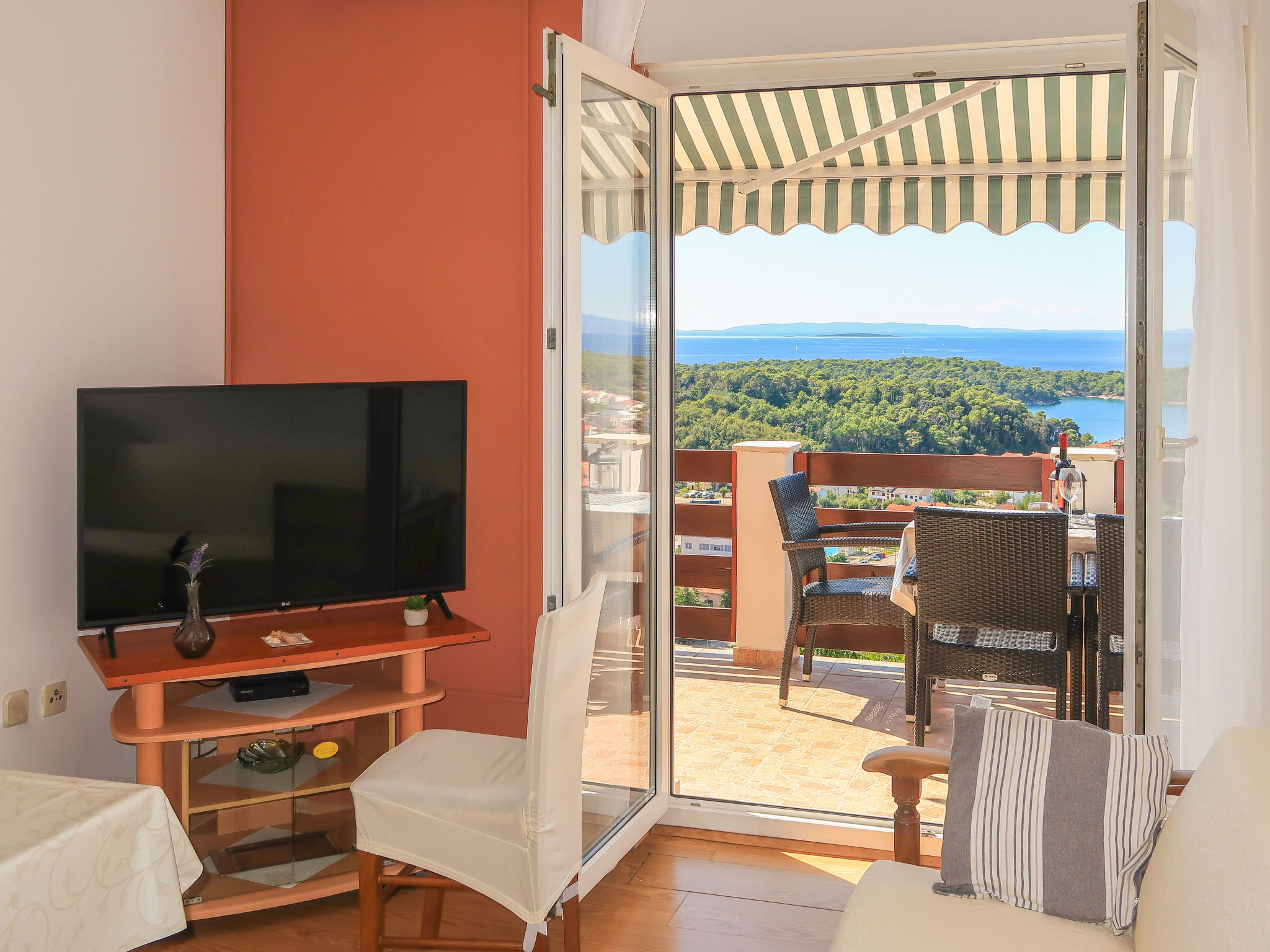 Photo 3 - 2 bedroom Apartment in Rab with garden and sea view