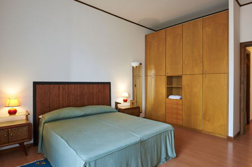 Foto 11 - Apartment mit 2 Schlafzimmern in Porto Valtravaglia mit schwimmbad und blick auf die berge
