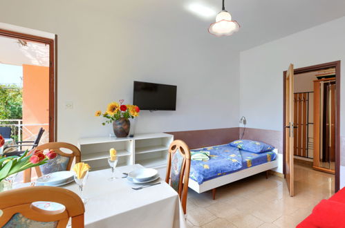 Foto 9 - Apartamento de 1 quarto em Umag com jardim e terraço