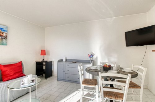 Foto 9 - Appartamento con 1 camera da letto a Fréjus con terrazza e vista mare