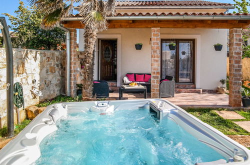 Photo 3 - Maison de 2 chambres à Marčana avec piscine privée et jardin
