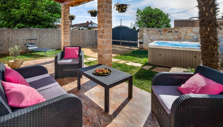 Photo 1 - Maison de 2 chambres à Marčana avec piscine privée et jardin