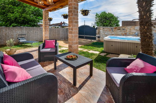 Photo 1 - Maison de 2 chambres à Marčana avec piscine privée et jardin