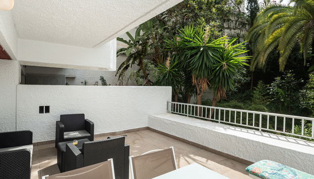 2 bedroom Apartment in Marbella with swimming pool and garden - Photo 2