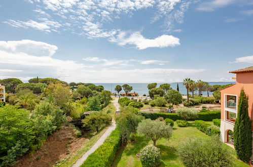 Photo 2 - Appartement de 2 chambres à Roquebrune-sur-Argens avec piscine et vues à la mer