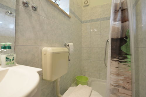 Foto 18 - Appartamento con 2 camere da letto a Ližnjan con piscina e vista mare