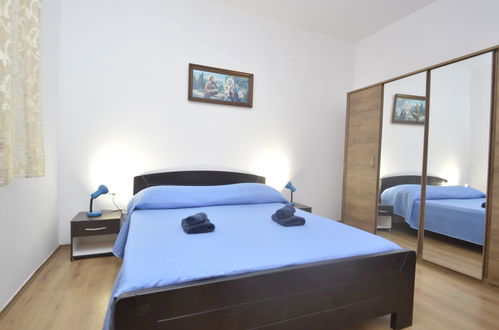 Foto 4 - Appartamento con 2 camere da letto a Ližnjan con piscina e giardino