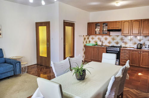 Foto 4 - Apartment mit 3 Schlafzimmern in Sveti Filip i Jakov mit garten