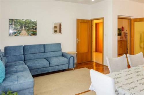 Foto 11 - Appartamento con 3 camere da letto a Sveti Filip i Jakov con giardino e vista mare