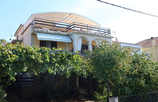 Photo 2 - Appartement de 3 chambres à Sveti Filip i Jakov avec jardin et vues à la mer