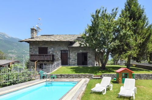 Foto 1 - Appartamento con 2 camere da letto a Fénis con piscina e vista sulle montagne