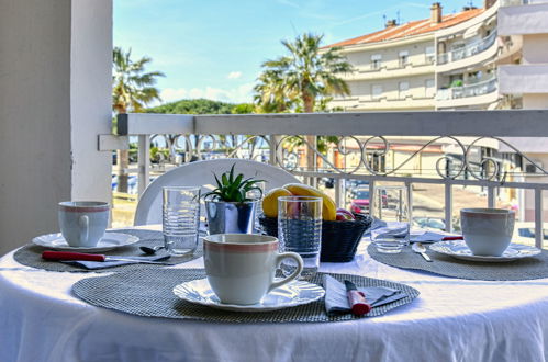 Foto 14 - Appartamento con 1 camera da letto a Saint-Raphaël con terrazza e vista mare