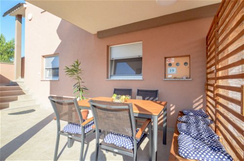 Foto 9 - Apartment mit 3 Schlafzimmern in Ližnjan mit garten und terrasse