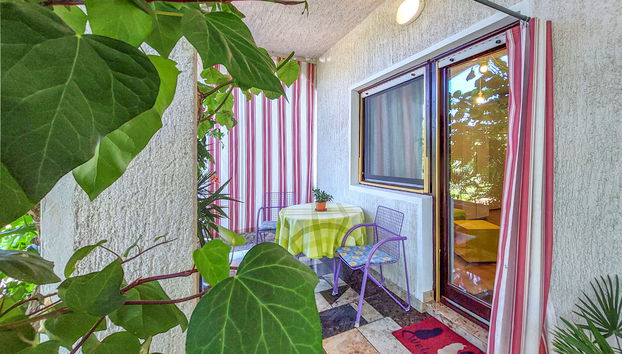 Appartamento con 1 camera da letto a Malinska-Dubašnica con giardino e terrazza - Foto 4