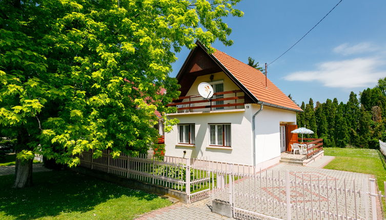 Photo 1 - Maison de 2 chambres à Balatonszárszó avec jardin et vues à la mer