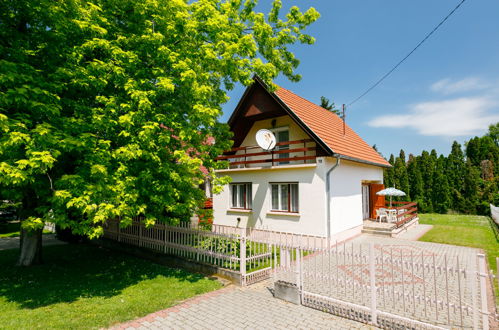 Photo 1 - Maison de 2 chambres à Balatonszárszó avec jardin et vues à la mer