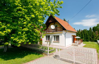 Photo 1 - Maison de 2 chambres à Balatonszárszó avec jardin et vues à la mer