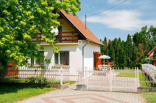 Foto 17 - Casa de 2 habitaciones en Balatonszárszó con jardín y vistas al mar
