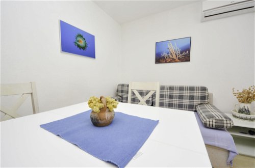 Foto 4 - Appartamento con 2 camere da letto a Karlobag con terrazza